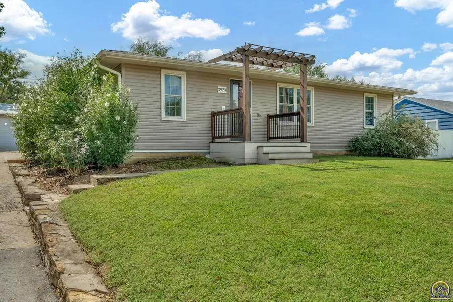 3923 SE 2nd St, Topeka, KS 66607 - #2