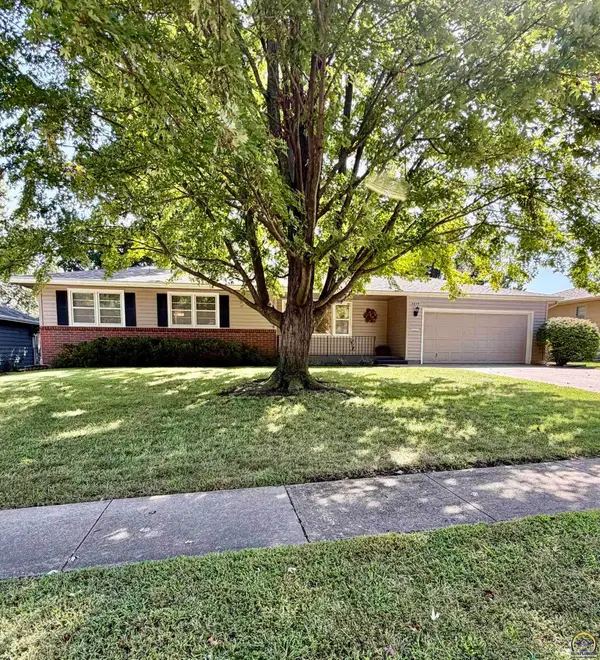 5609 SW 24th St, Topeka, KS 66614