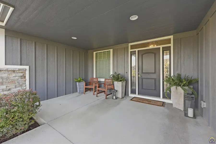 2346 SW Millers Cove Ct, Topeka, KS 66614 - #2