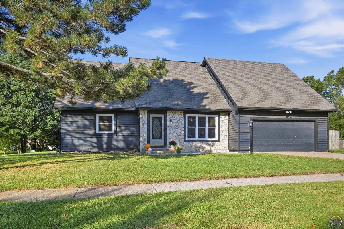 2407 SW Pepperwood Rd, Topeka, KS 66614 - #1