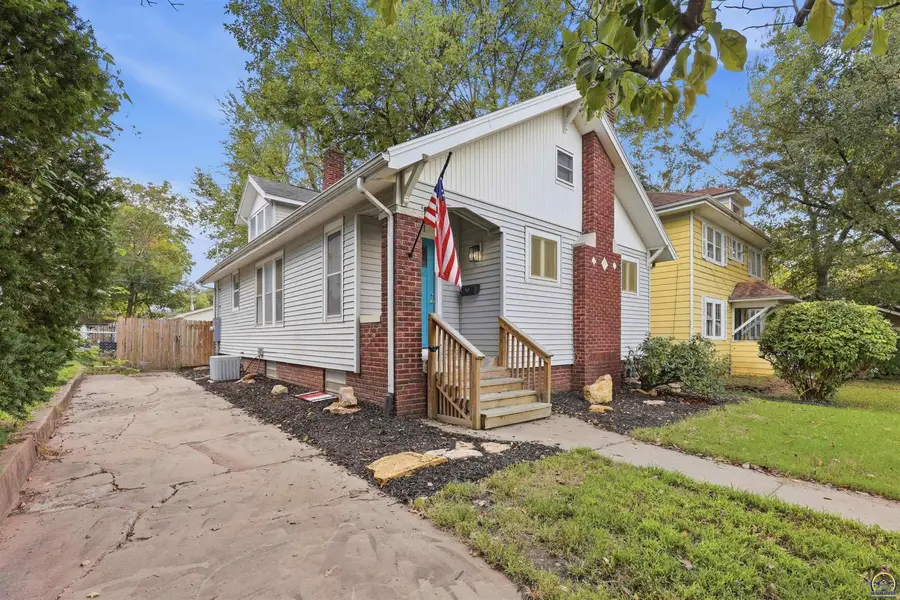 2111 SW Huntoon St, Topeka, KS 66604 - #2
