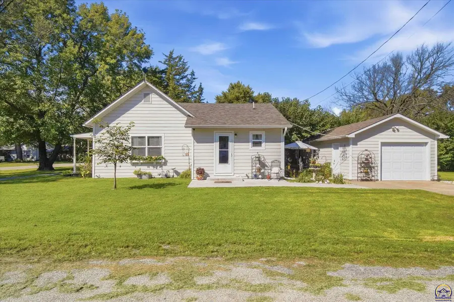 284 Ellinwood St, Osage City, KS 66523 - #3