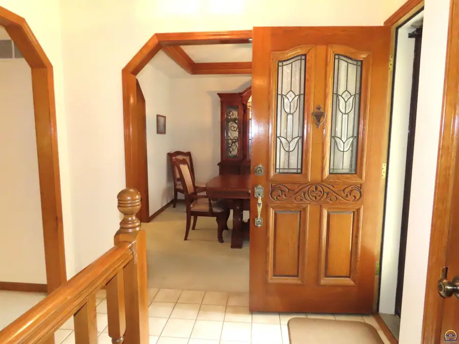 6621 SW Wentley Ln, Topeka, KS 66614 - #2
