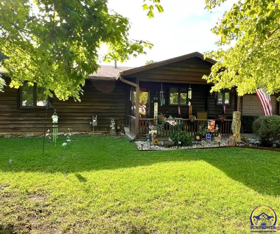 521 N 4th St, Carbondale, KS 66414 - #2