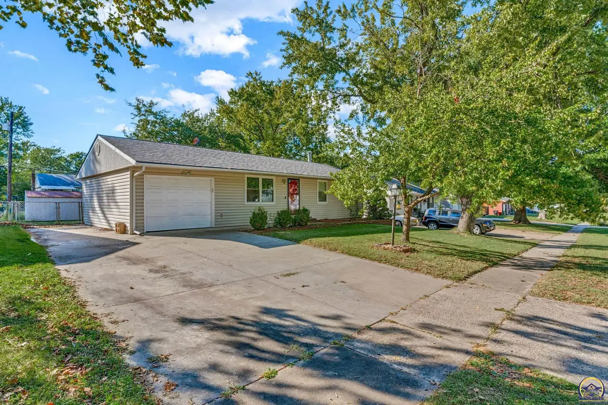 3129 SW Grand Ct, Topeka, KS 66614 - #1