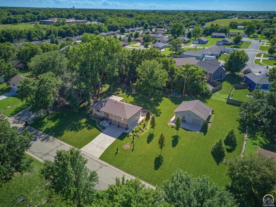 2219 SE Stinson Dr, Tecumseh, KS 66542 - #2