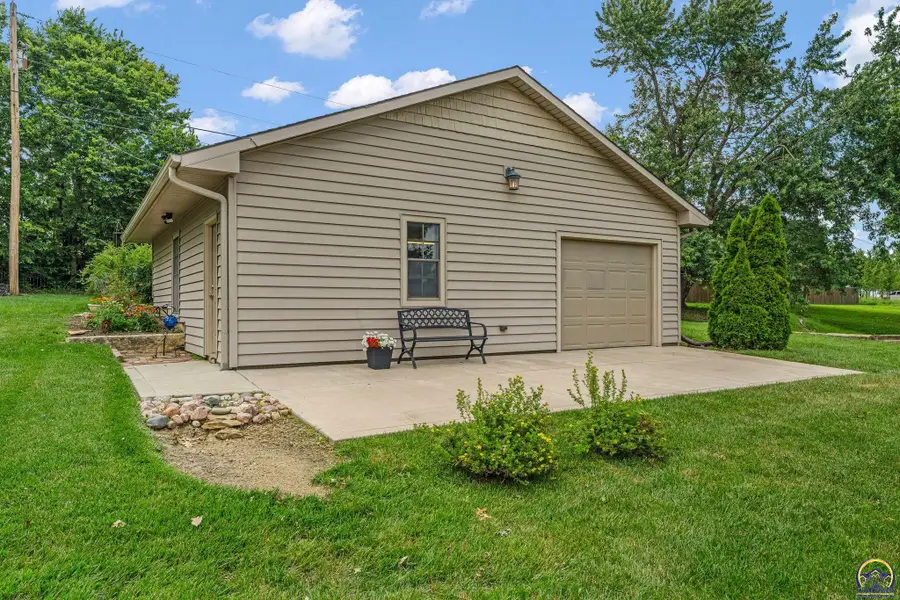 2219 SE Stinson Dr, Tecumseh, KS 66542 - #3
