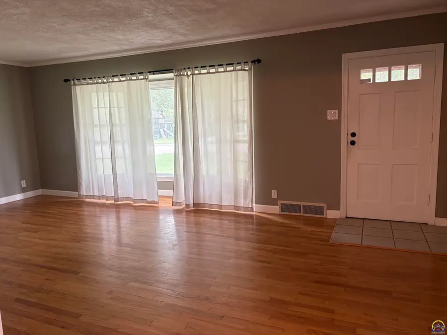 3145 SW Sena Dr, Topeka, KS 66604 - #3