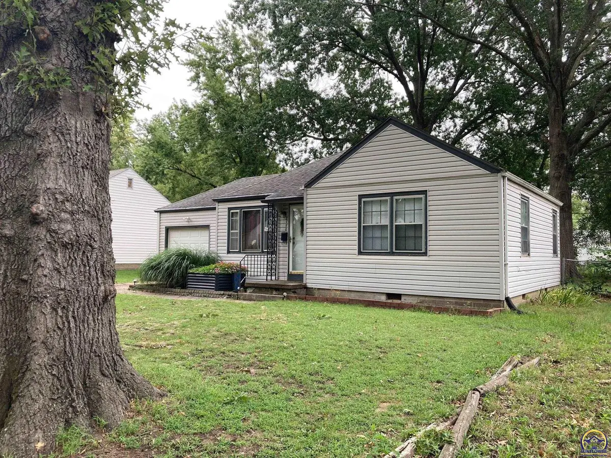 2150 SW Plass Ave, Topeka, KS 66611 - #1