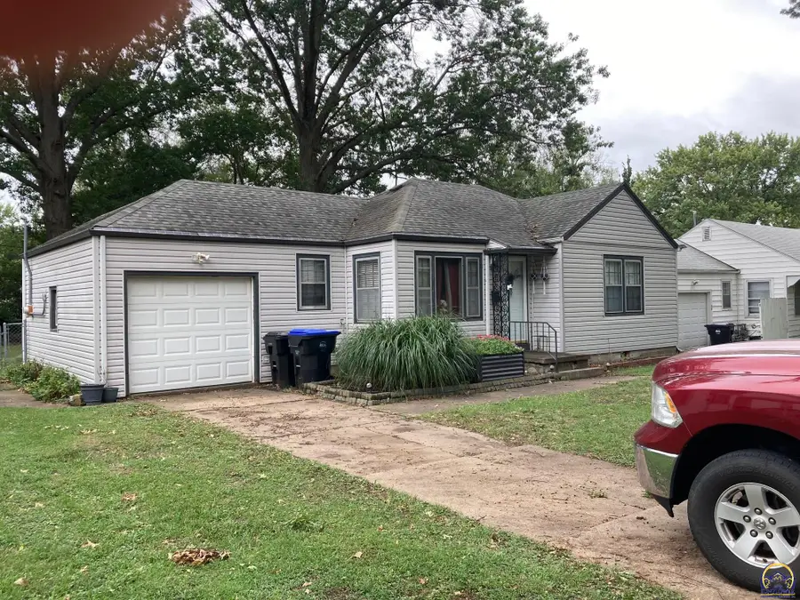 2150 SW Plass Ave, Topeka, KS 66611 - #2