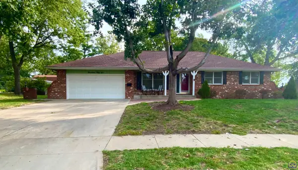 1956 SW Navajo Ln, Topeka, KS 66604