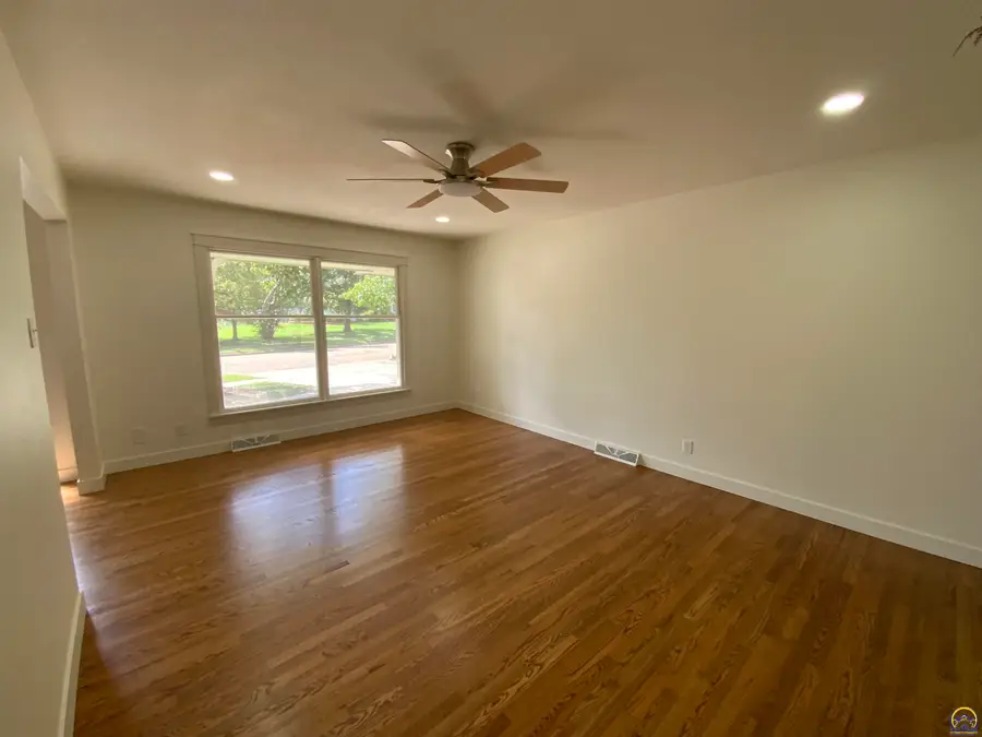1956 SW Navajo Ln, Topeka, KS 66604 - #2