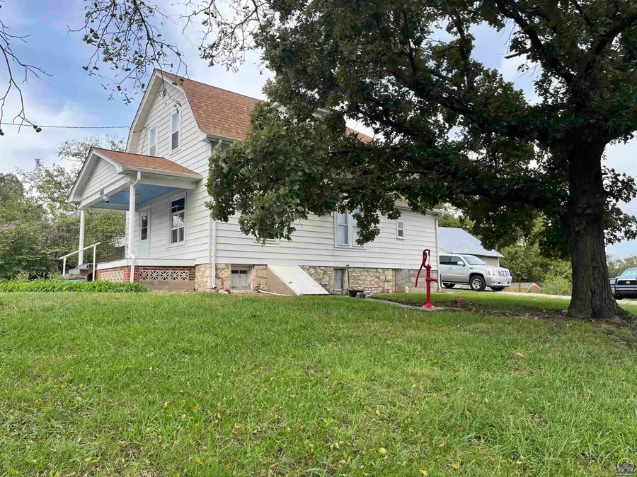 416 E 1st St, Eskridge, KS 66423 - #2