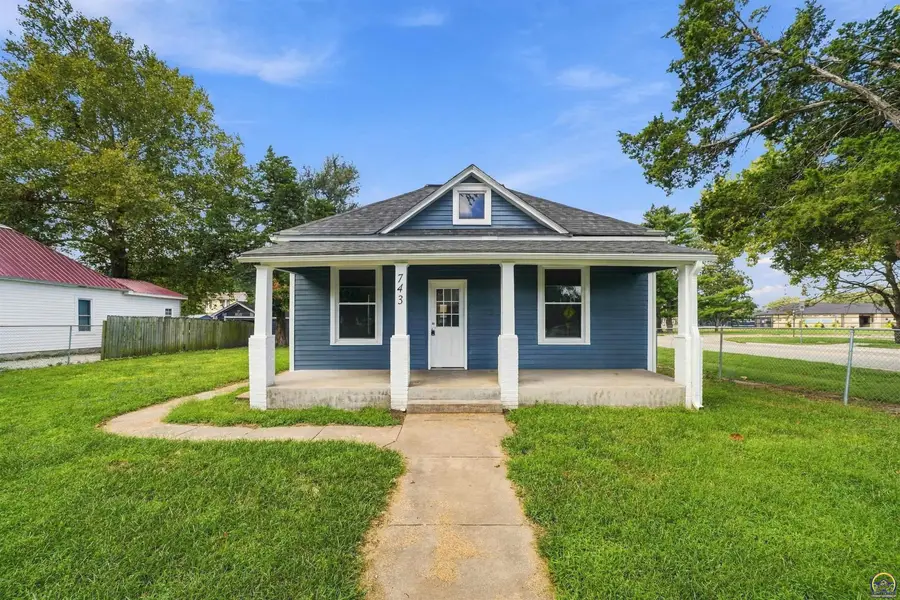 743 NE Sumner St, Topeka, KS 66616 - #2
