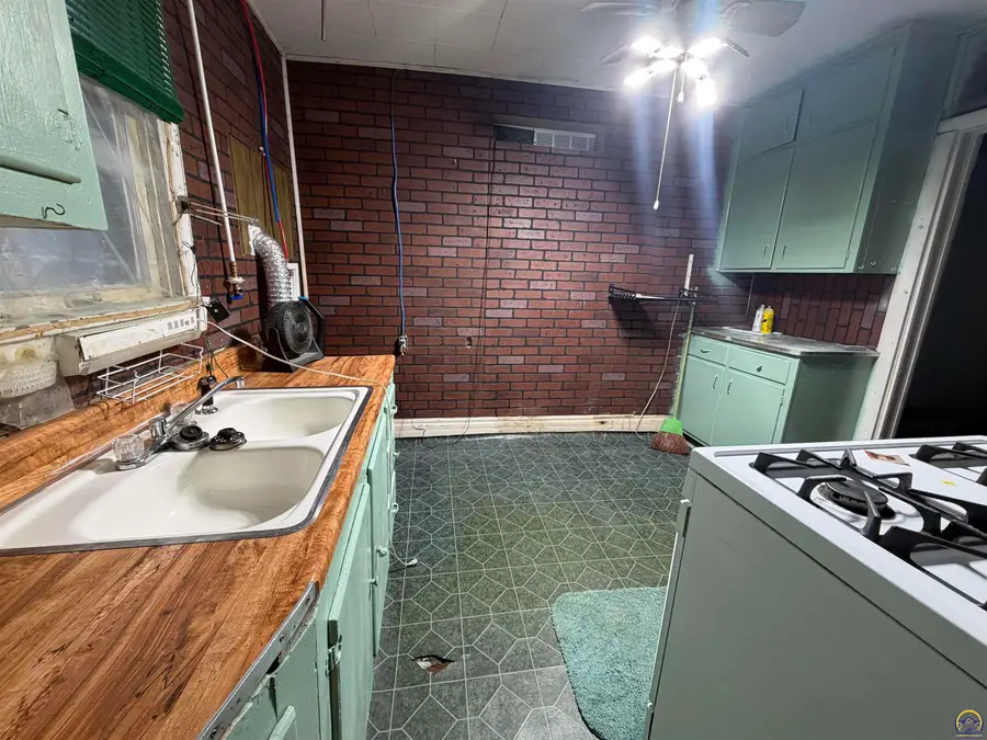 612 Vermont Ave, Holton, KS 66436 - #3