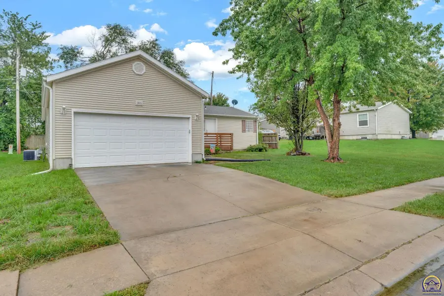 305 SE 44th Pkwy, Topeka, KS 66609 - #2
