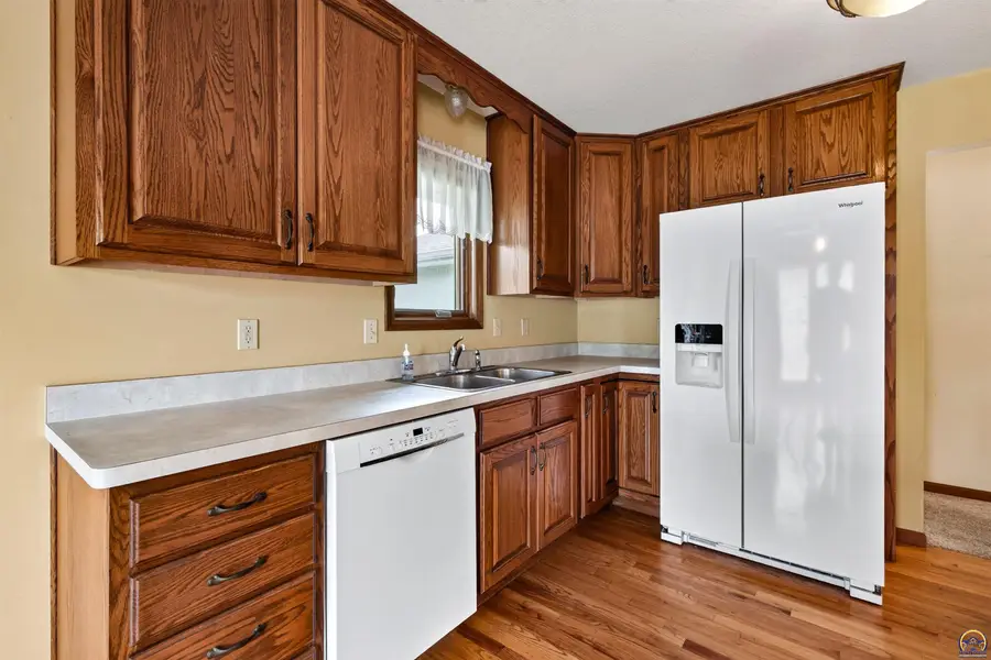 3945 SW 40th St, Topeka, KS 66610 - #3
