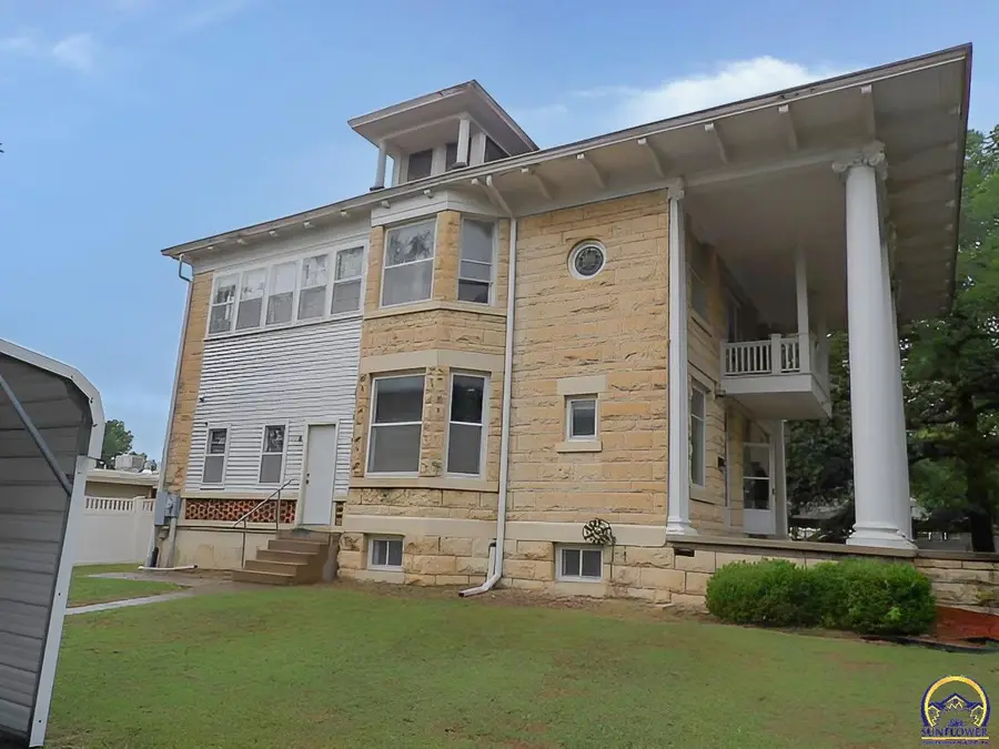 415 W Walnut St, Junction City, KS 66441 - #2