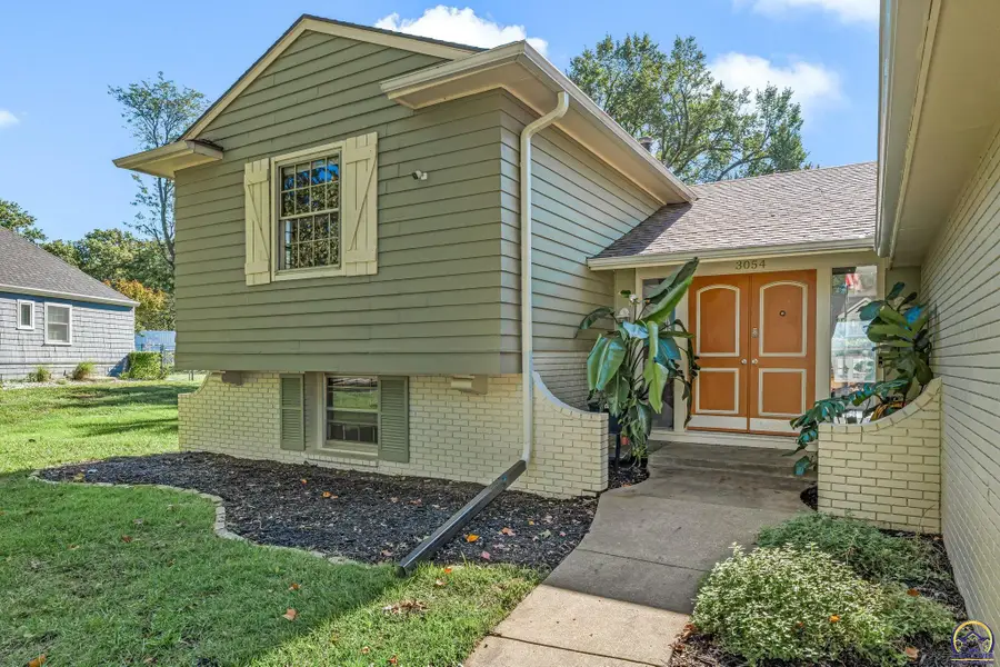 3054 SW Plass Ave, Topeka, KS 66611 - #3