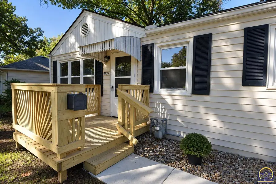 1737 SW Moundview Dr, Topeka, KS 66604 - #2