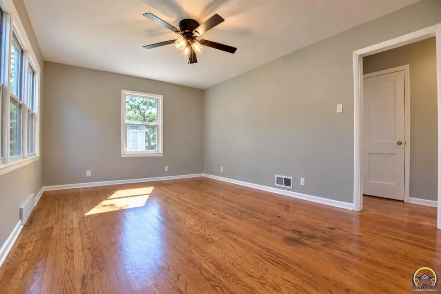1737 SW Moundview Dr, Topeka, KS 66604 - #3