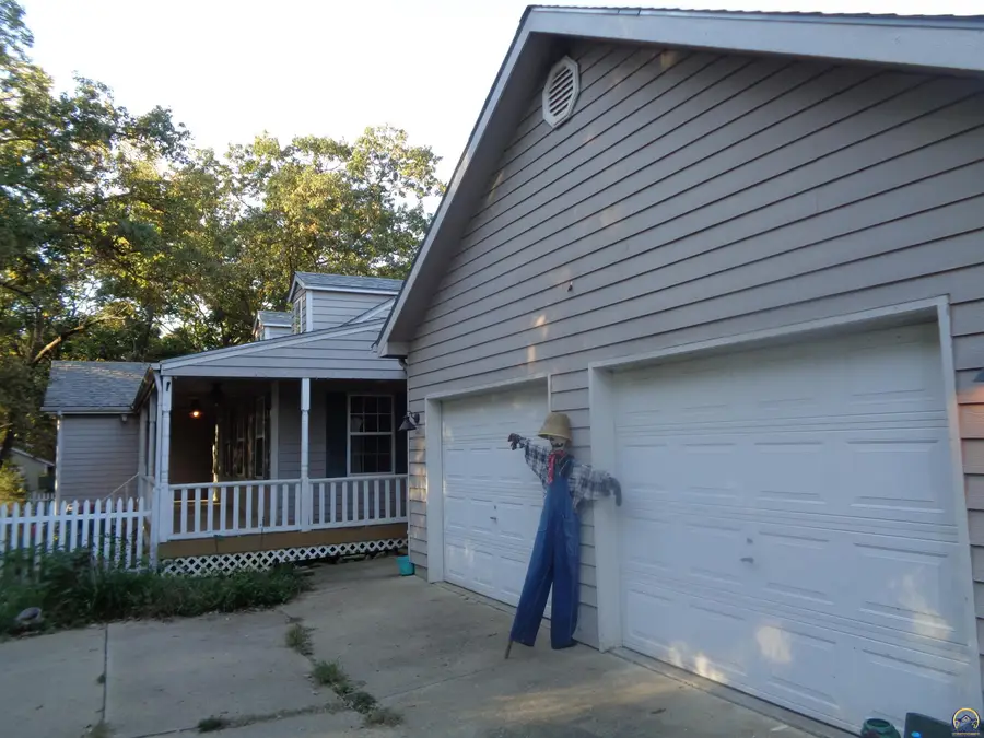 8885 Park Dr, Ozawkie, KS 66070 - #2