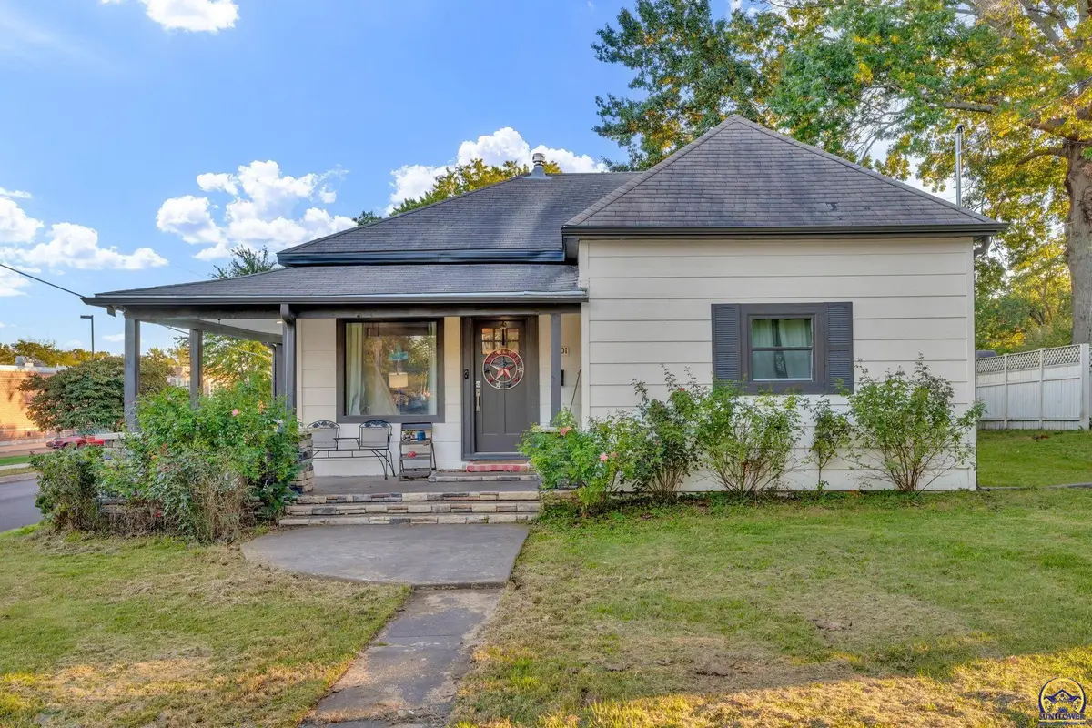 3301 SW 7th St, Topeka, KS 66606 - #1