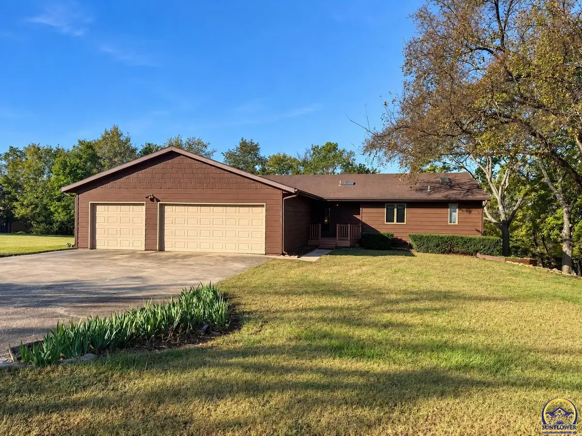 6221 Ridgeview Dr, Ozawkie, KS 66070 - #1