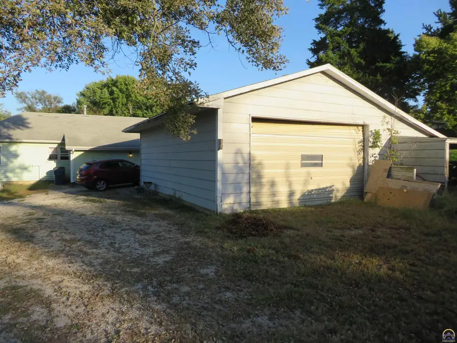 802 Union St, Oskaloosa, KS 66066 - #2
