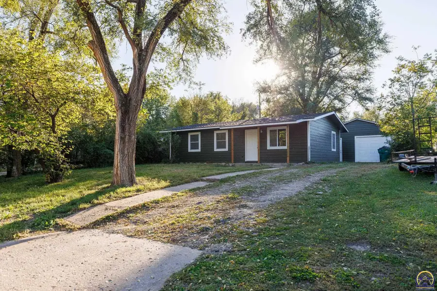 225 SE Arter Ave, Topeka, KS 66607 - #2