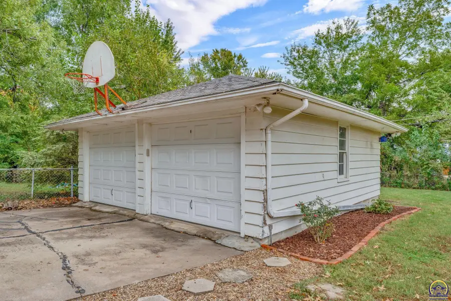 1944 SW Seabrook Ave, Topeka, KS 66604 - #2