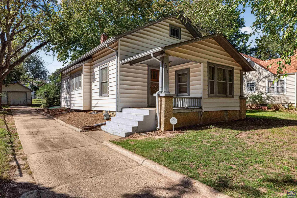 2215 SE Virginia Ave, Topeka, KS 66605 - #1