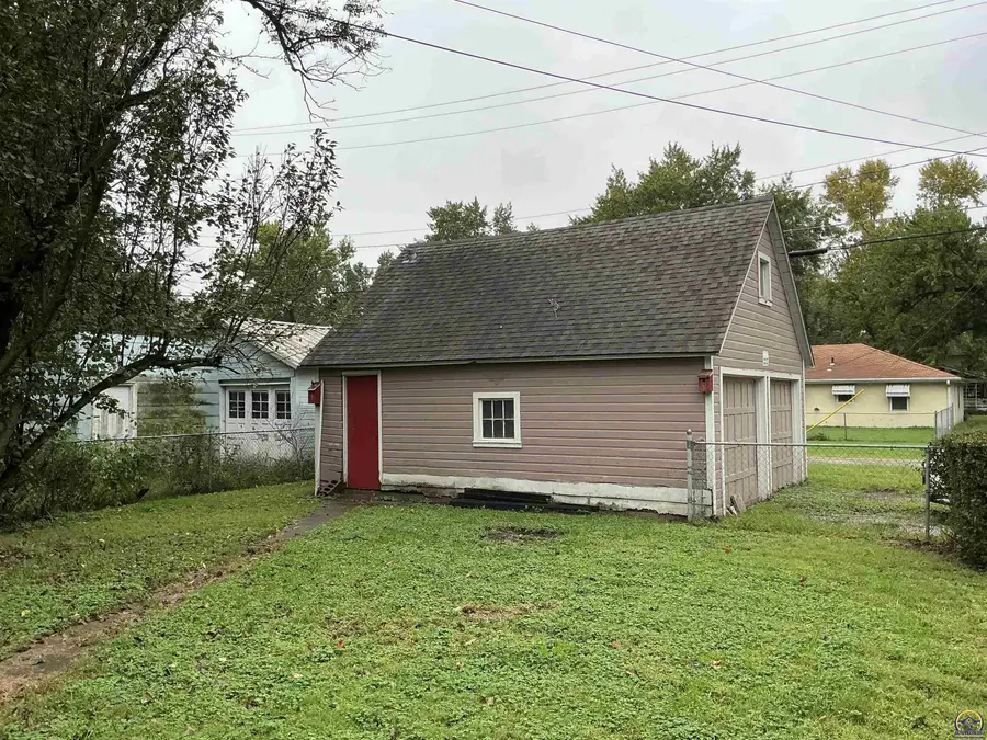 947 NE Chester Ave, Topeka, KS 66616 - #3