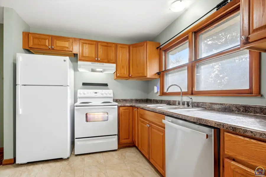 3211 SW 32nd St, Topeka, KS 66614 - #3