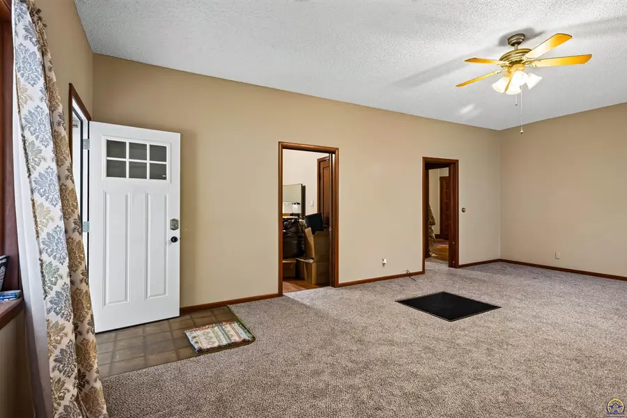 335 Topeka Ave, Holton, KS 66436 - #2