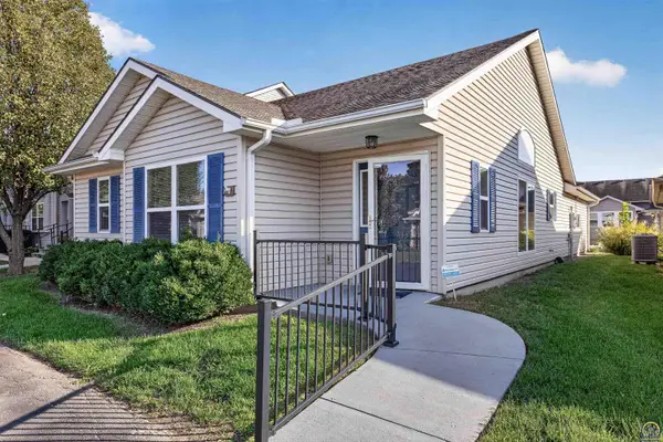 5511 SW Chapella St, Topeka, KS 66614-4042
