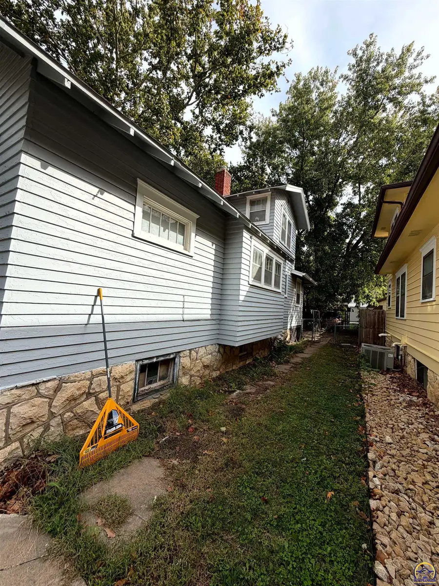 1316 SW Wayne Ave, Topeka, KS 66604 - #2