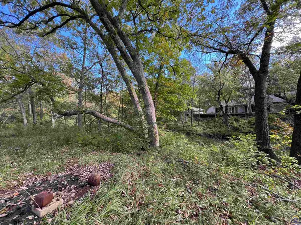 9495 Deer Trail Rd, Hoyt, KS 66440