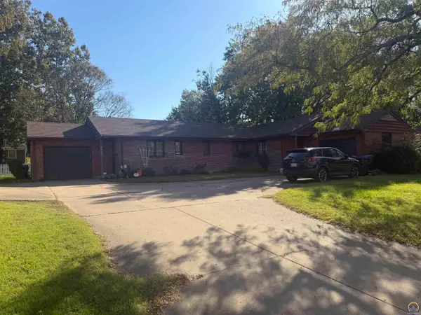 2232 SW Fairlawn Ave, Topeka, KS 66614