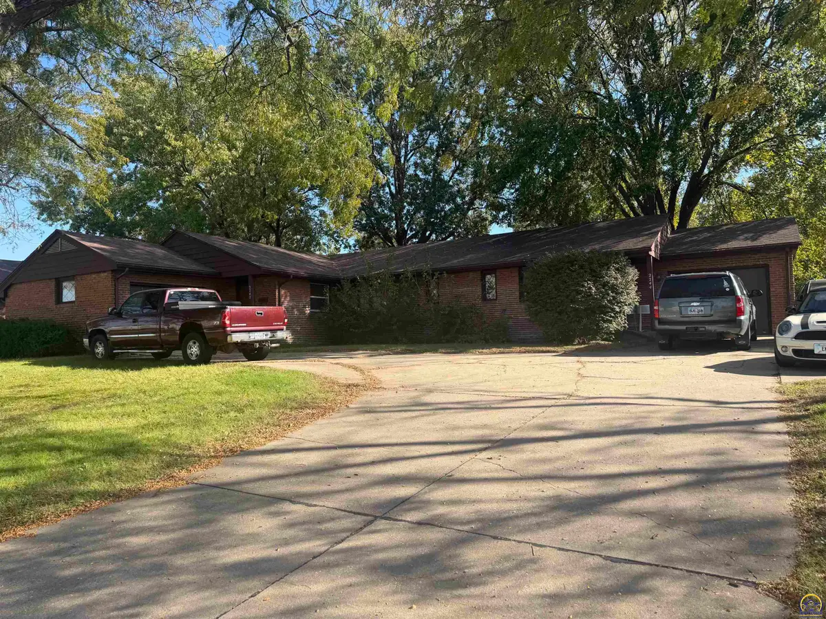 2242 SW Fairlawn Ave, Topeka, KS 66614 - #1