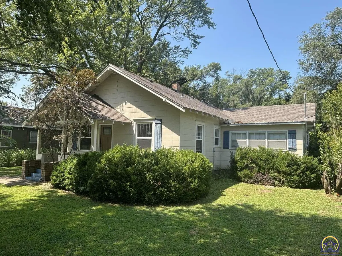 603 S Cottonwood Ave, Strong City, KS 66869 - #1