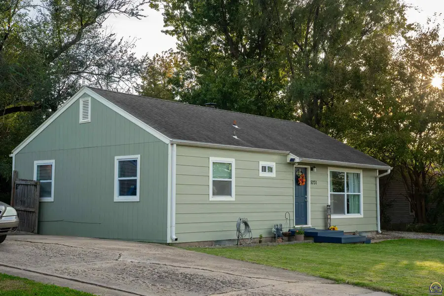 5731 SW Huntoon St, Topeka, KS 66604 - #2