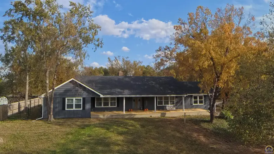 3820 SW Chelmsford Rd, Topeka, KS 66610 - #3