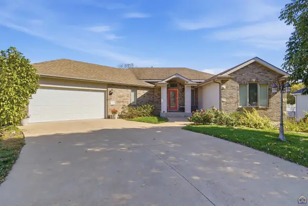 5218 NW Sterling Chase Dr, Topeka, KS 66618