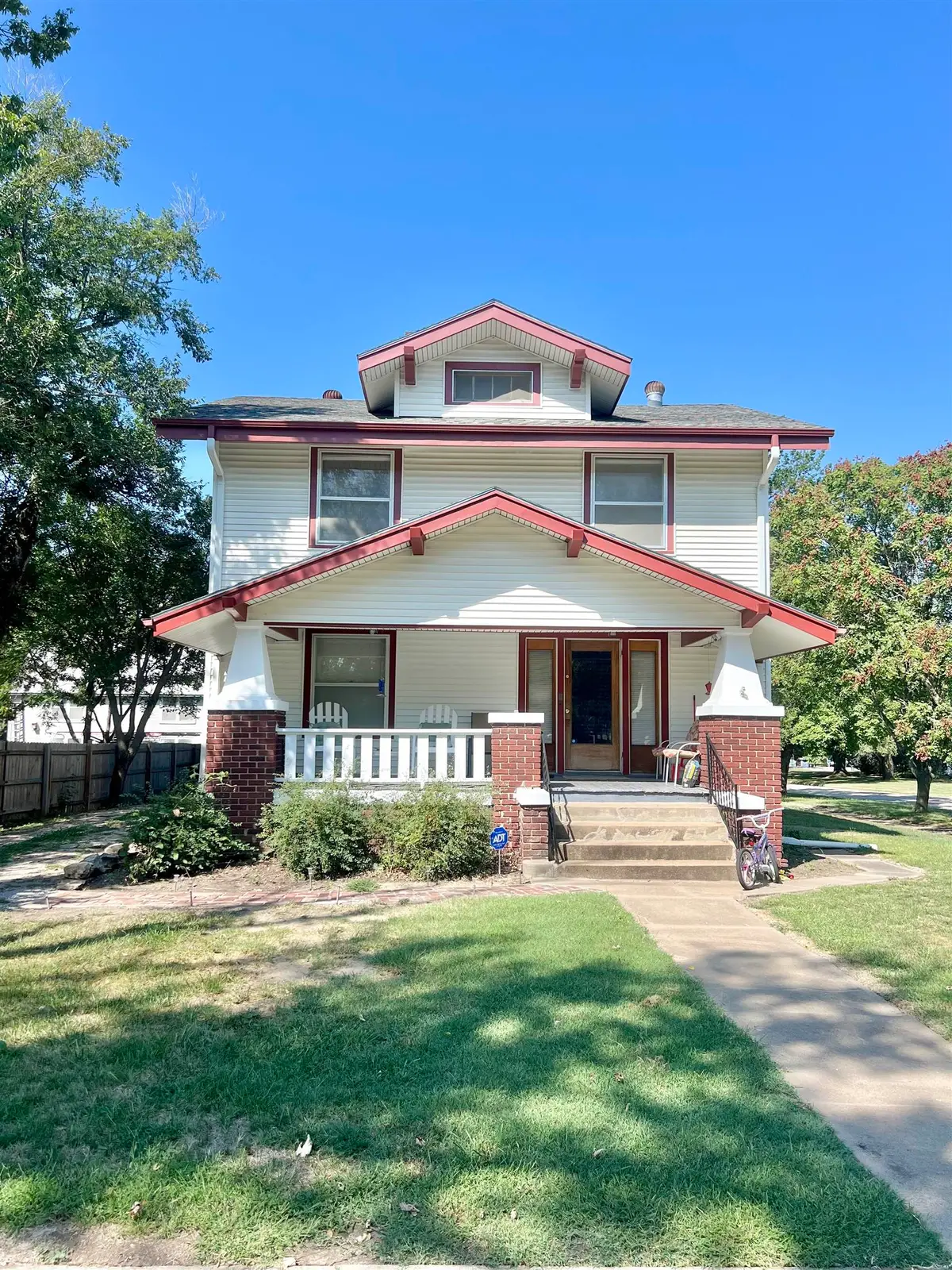 521 N Oak St, Eureka, KS 67045 - #1