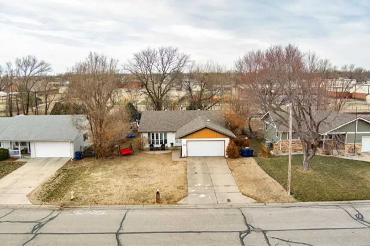 2742 Linda Ln, Salina, KS 67401 - Image #1