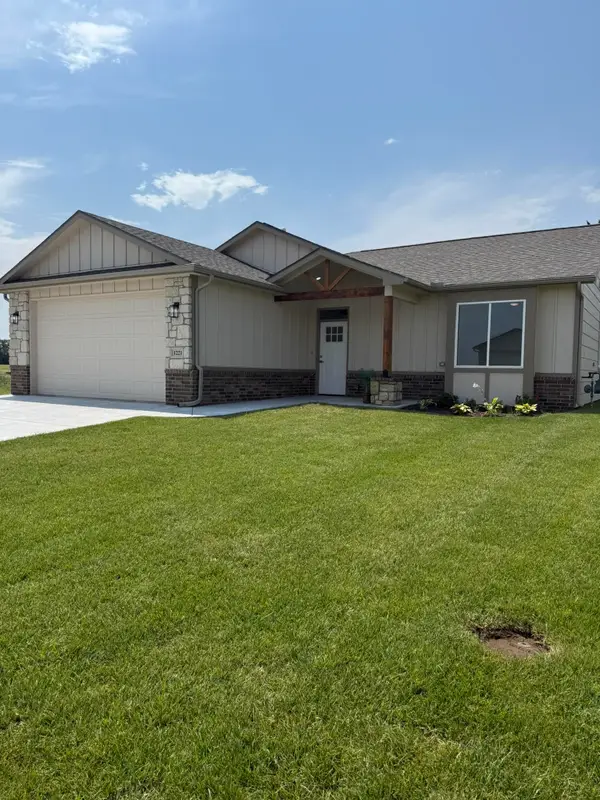 1221 Park Glen Ct, Clearwater, KS 67026