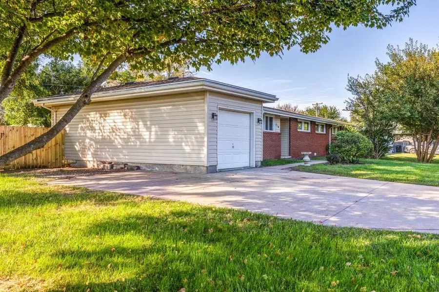 710 Carriage Ct, Salina, KS 67401 - Image #2