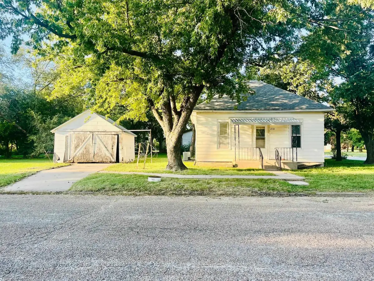 210 E Walnut St, Canton, KS 67428 - Image #1