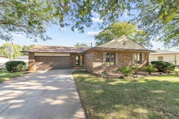 609 Berkshire Dr, Salina, KS 67401